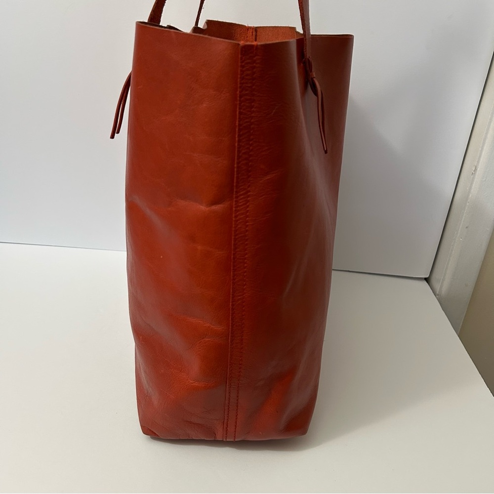 MADEWELL - The Transport Tote: The Tassel-Tie Edition in Fresh Chili color - Picture 4 of 16